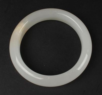CHINE, XXe siècle 
Bracelet en agate blanche...