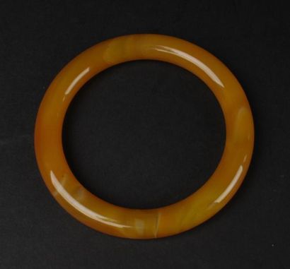 CHINE, XXe siècle 
Bracelet jonc en agate...