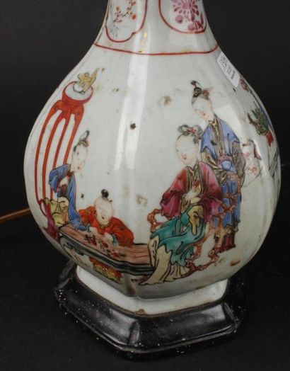 CHINE, XIXe 
Vase monté en lampe en porcelaine...