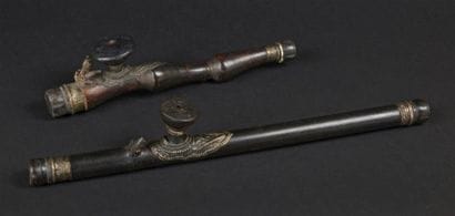 DEUX PIPES à opium en bois, bronze et céramique....