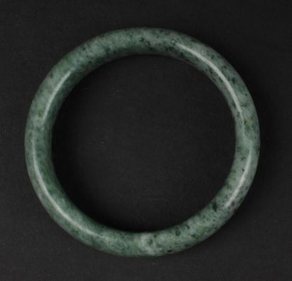 CHINE - 
Bracelet en jade. 
D. 8 cm 
Accident,...