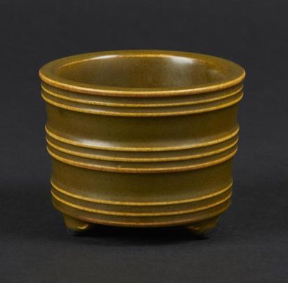 CHINE, XXe siècle - 
Pot à pinceaux tripode...