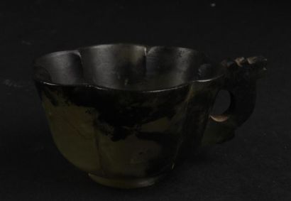 CHINE, XIXe siècle - 
Tasse polylobée à anse...