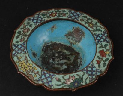 CHINE, vers 1900 - 
Coupe en émaux cloisonnés....