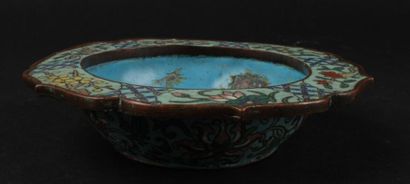 CHINE, vers 1900 - 
Coupe en émaux cloisonnés....