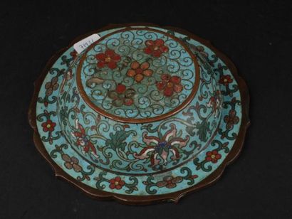 CHINE, vers 1900 - 
Coupe en émaux cloisonnés....