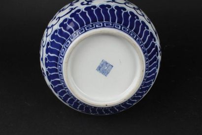 CHINE - 
Vase en porcelaine à décor en bleu...