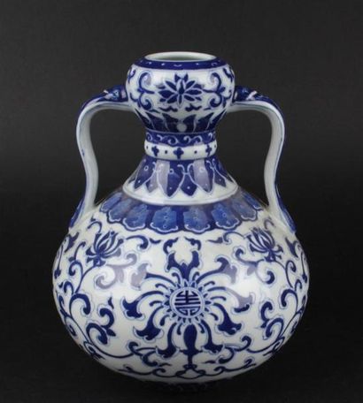 CHINE - 
Vase en porcelaine à décor en bleu...