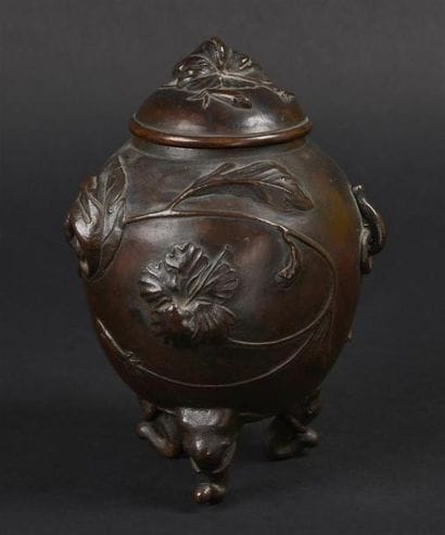 JAPON - 
Vase couvert en bronze à décor en...