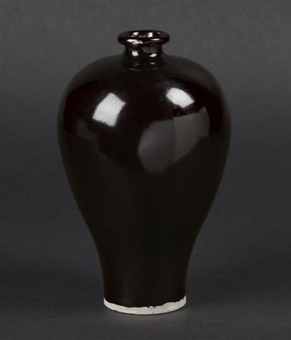CHINE - 
Vase Meiping en grès émaillé en...