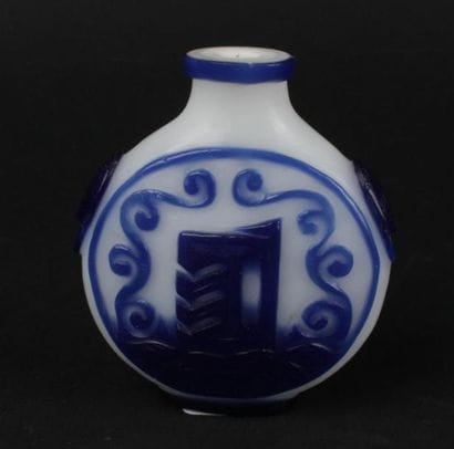 CHINE - 
Tabatière en verre à décor d'idéogrammes...