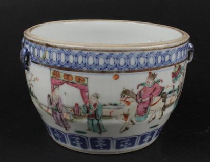 CHINE, XXe siècle 
Pot en porcelaine sans...