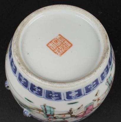 CHINE, XXe siècle 
Pot en porcelaine sans...