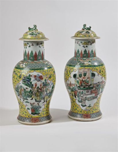 CANTON
Paire de vases couverts en porcelaine...