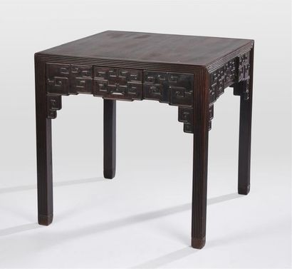 CHINE, XXe siècle
Table en bois sculpté 
Dim.:...