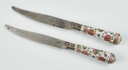 CHINE
Deux couteaux à manche en porcelaine...