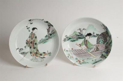 CHINE
Deux coupes circulaires en porcelaine...