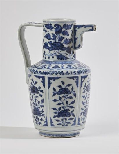 CHINE
Aiguière en porcelaine à décor en bleu...