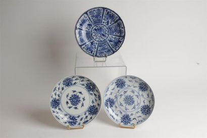 CHINE POUR LE VIETNAM
Trois coupes en porcelaine...