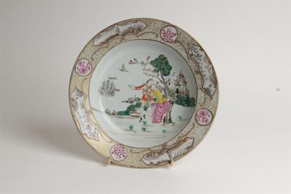 CHINE
Assiette à potage en porcelaine à décor...