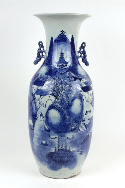 CHINE
Vase oblong en porcelaine à deux prises...