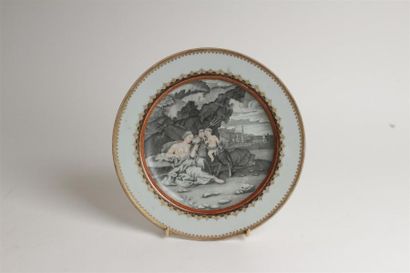 CHINE
Assiette en porcelaine à décor en grisaille...