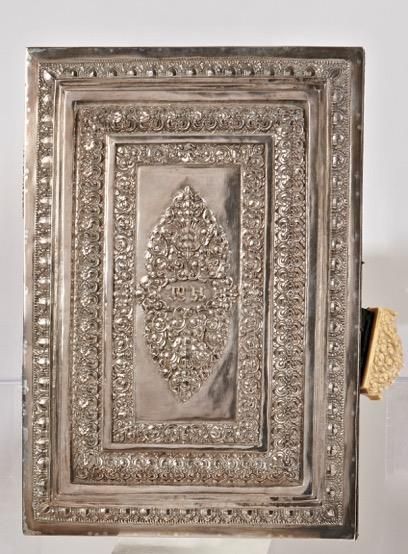 RELIURE de livre en argent à riche décor...