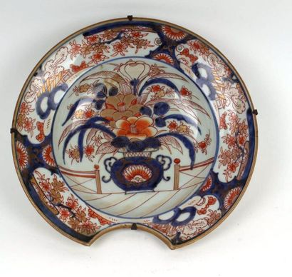 JAPON
Plat à barbe circulaire en porcelaine...