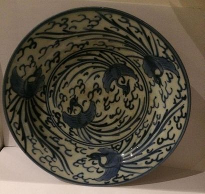 JAPON
Petit plat en porcelaine à décor en...