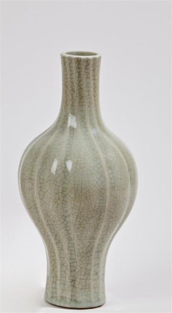 CHINE 
Vase gordonné à décor céladon craquelé...