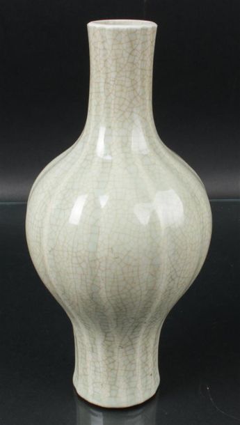 CHINE 
Vase gordonné à décor céladon craquelé...