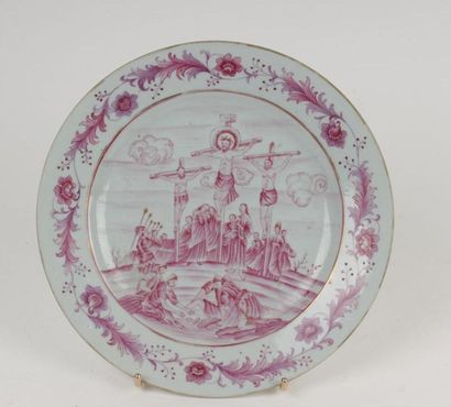 CHINE
Assiette en porcelaine à décor en camaïeu...