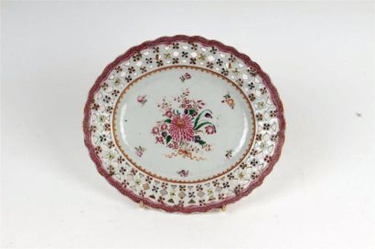 CHINE
Petit plateau ovale à bord ajouré en...