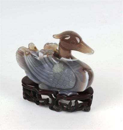 CHINE - XXe siècle
Canard posé en agate grise...