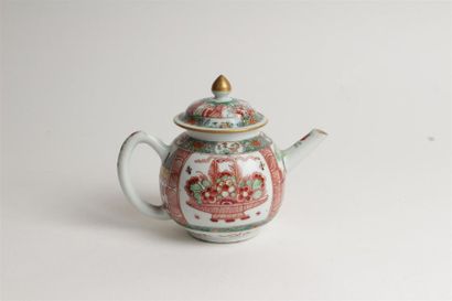 CHINE
Théière couverte en porcelaine à décor...