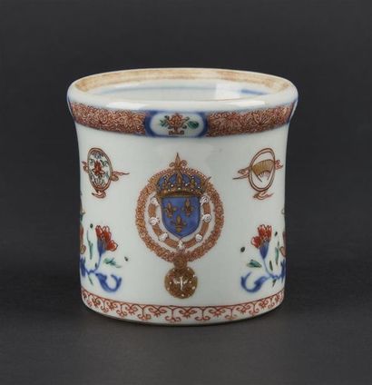 CHINE
Petit seau cylindrique en porcelaine...