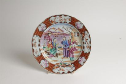 CHINE
Assiette en porcelaine à décor polychrome...