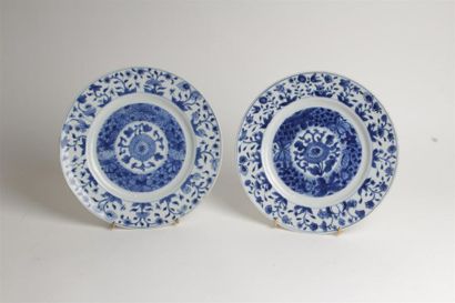 CHINE
Deux assiettes en porcelaine à décor...
