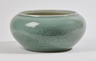 CHINE
Jarre circulaire en porcelaine à fond...