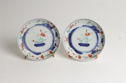 JAPON
Deux petites coupes en porcelaine à...