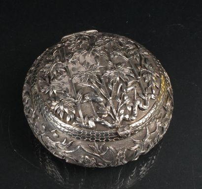 CHINE - Vers 1900
Boite ronde en argent ciselé...