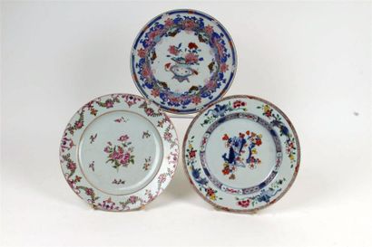 CHINE
Une assiette en porcelaine à décor...