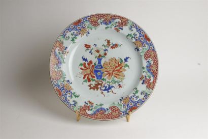 CHINE
Plat rond en porcelaine à décor polychrome...