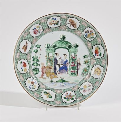 CHINE
Plat rond en porcelaine à décor polychrome...