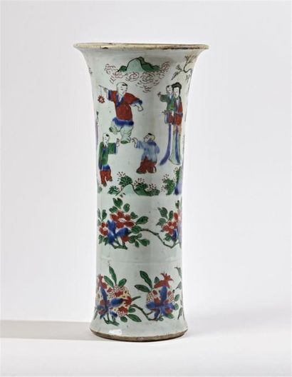 CHINE
Vase de forme rouleau en porcelaine...