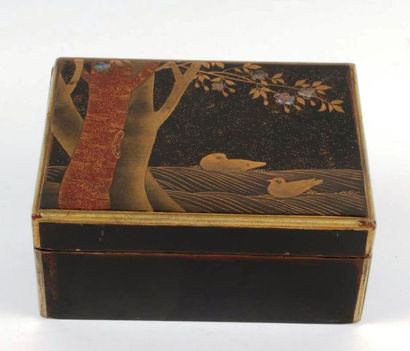 JAPON 
Boite en bois laqué à décor de deux...