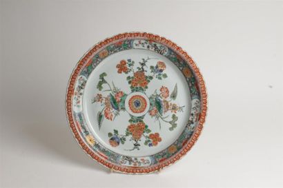 CHINE
Plat rond en porcelaine à décor polychrome...