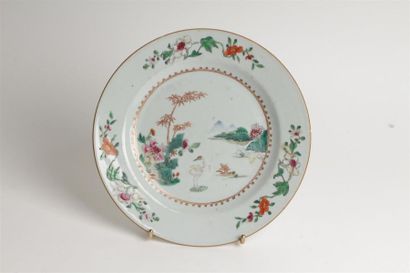 CHINE
Assiette en porcelaine à décor polychrome...