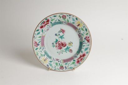 CHINE
Assiette en porcelaine à décor polychrome...