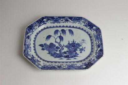CHINE
Plat rectangulaire à pans coupés en...